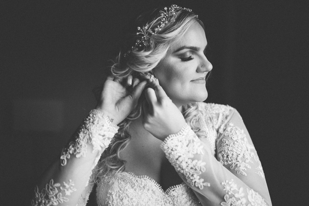 Noiva colocando o brinco