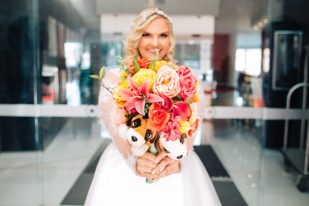 noiva mostrando seu buquê