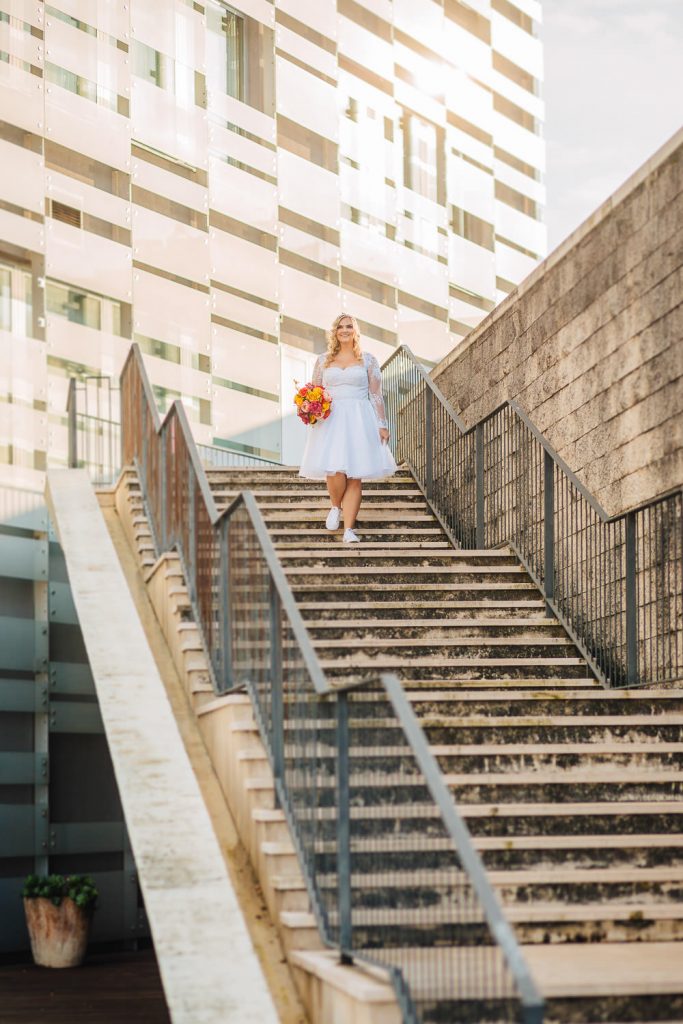 Noiva descendo as escadas, encontro do casal em Aveiro.