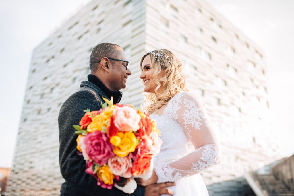 noivos olhando um para o outro