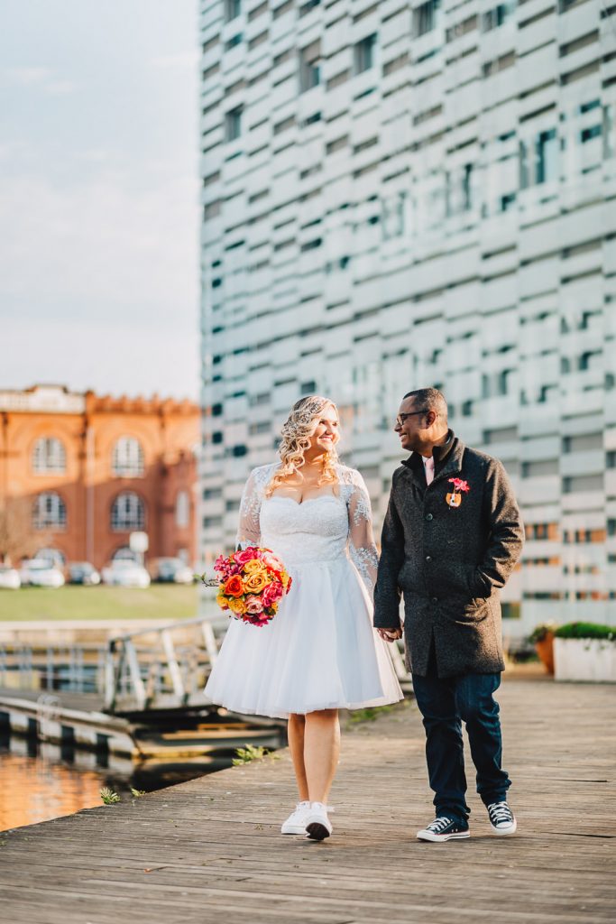 noivos andando pela beira do canal de aveiro