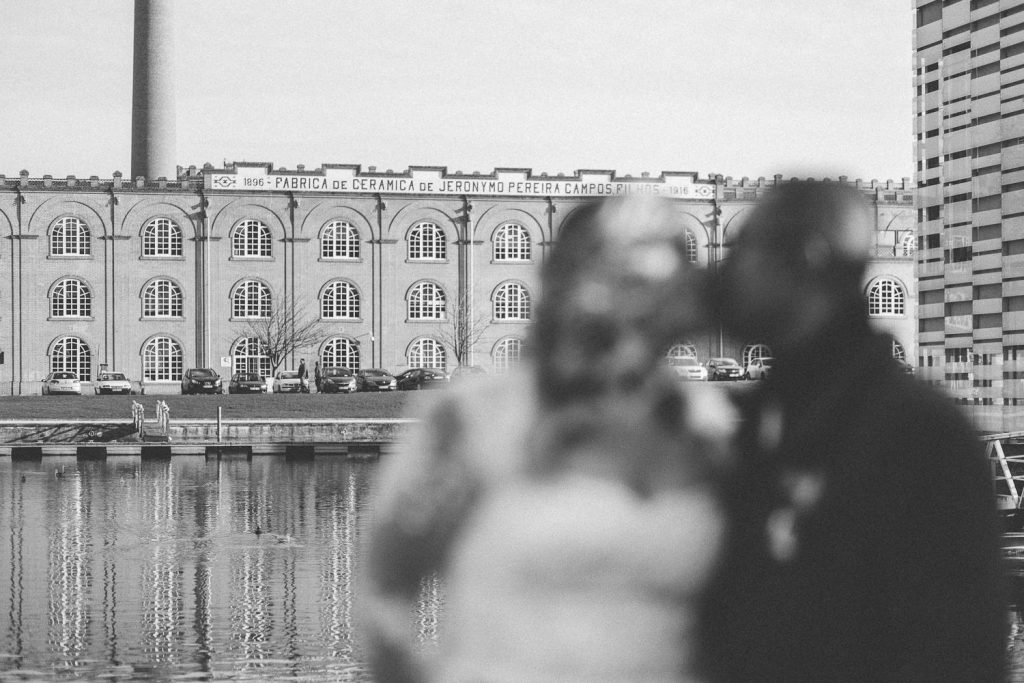 um beijo e no fundo uma fábrica