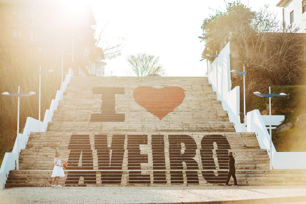 encontro do casal em Aveiro nas escadarias I Love Aveiro