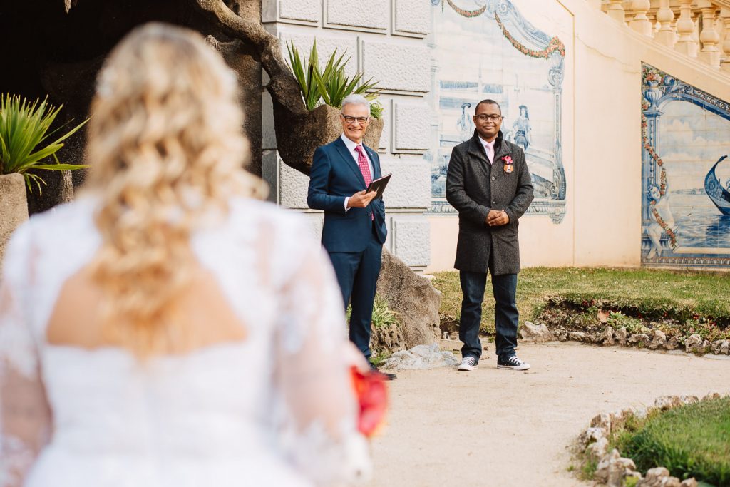 Noiva entrando com buquê na mão e noivo olhando, Parque Infante Dom Pedro