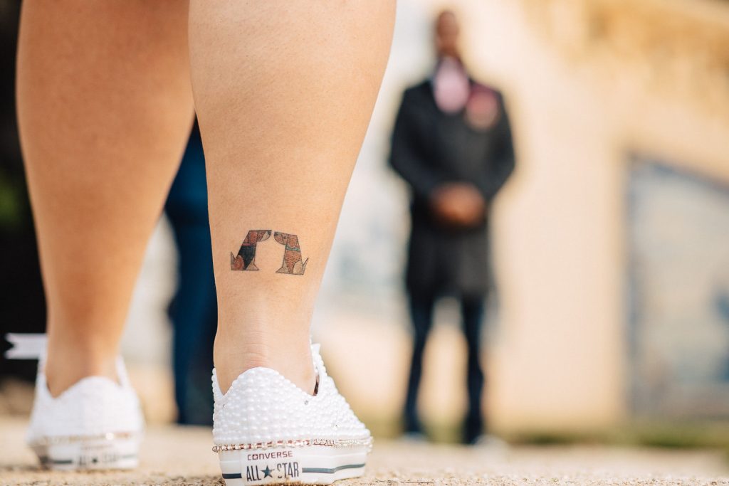 detalhe da tatuagem de 2 cachorros na perna da noiva