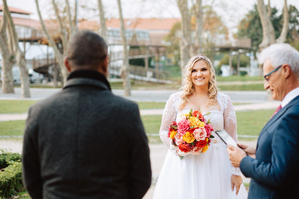 noiva olhando para o noivo