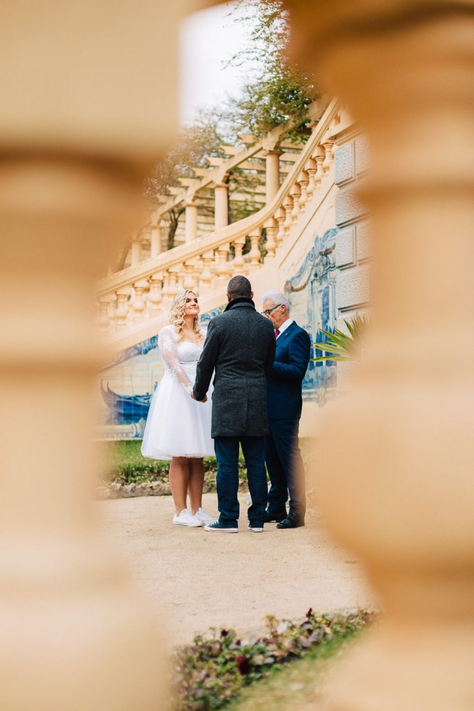 noiva se emocionando na cerimônia