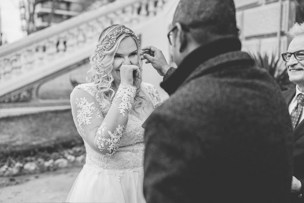 noiva chorando na cerimônia