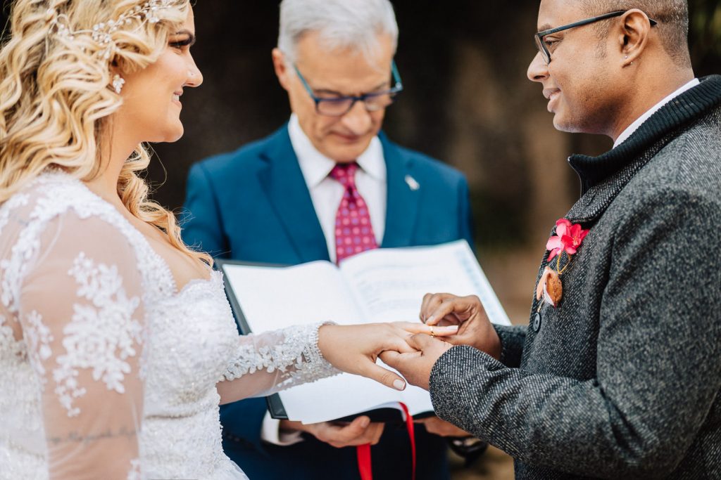 colocando a aliança