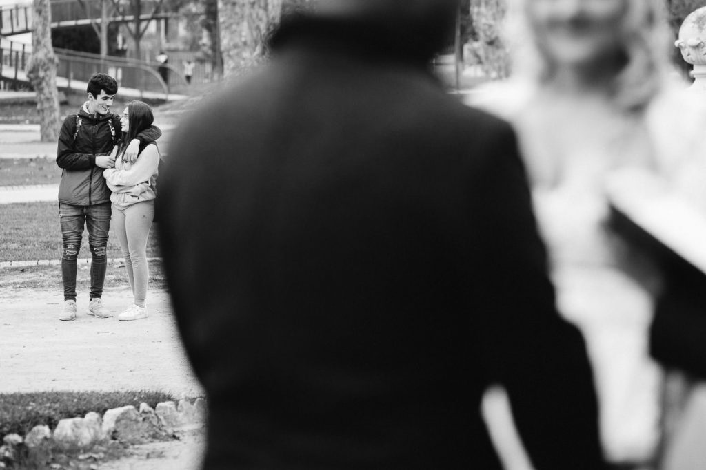 casal de jovem olhando para os noivos