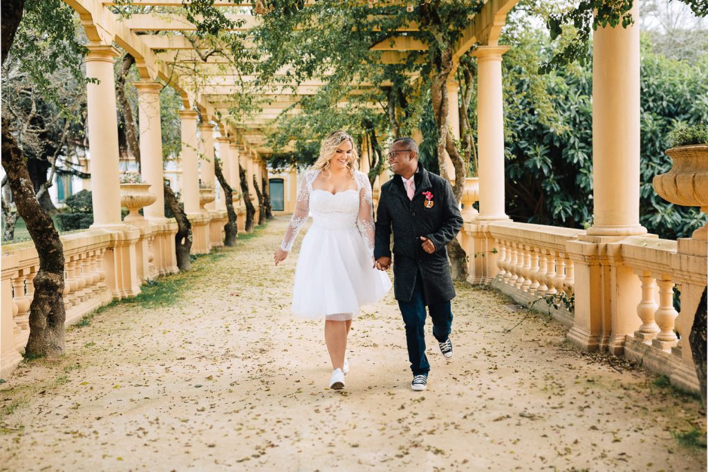 noivos correndo pelo jardim