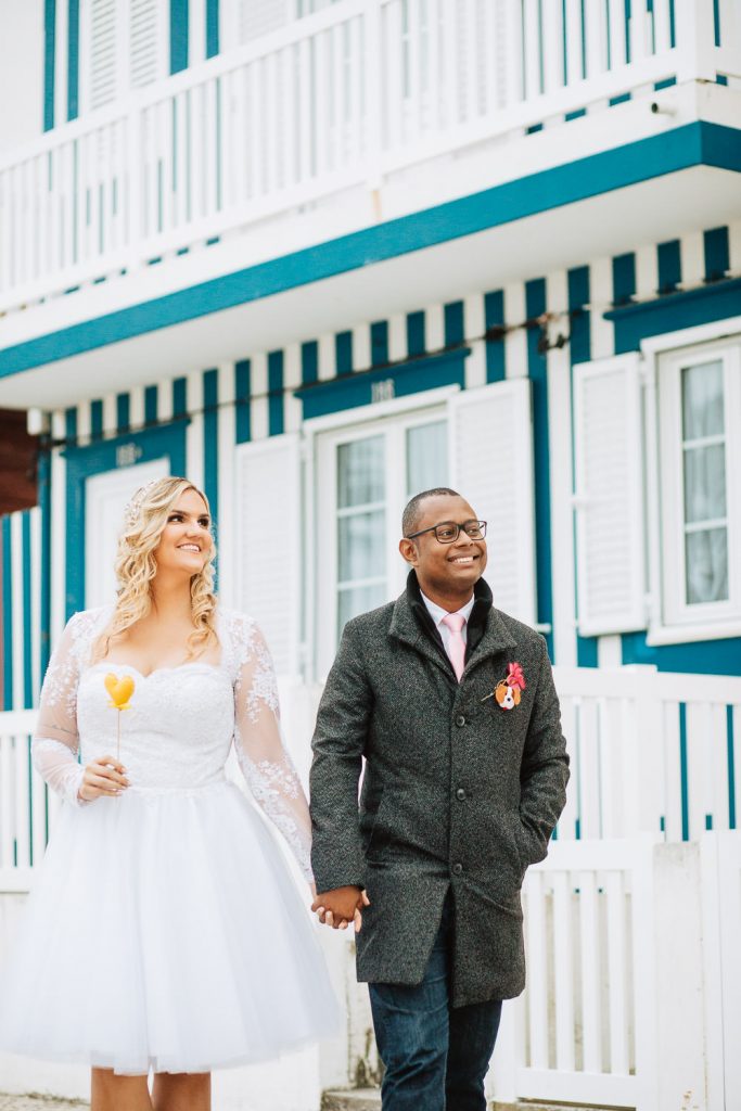 noivos passeando pelas casa coloridas