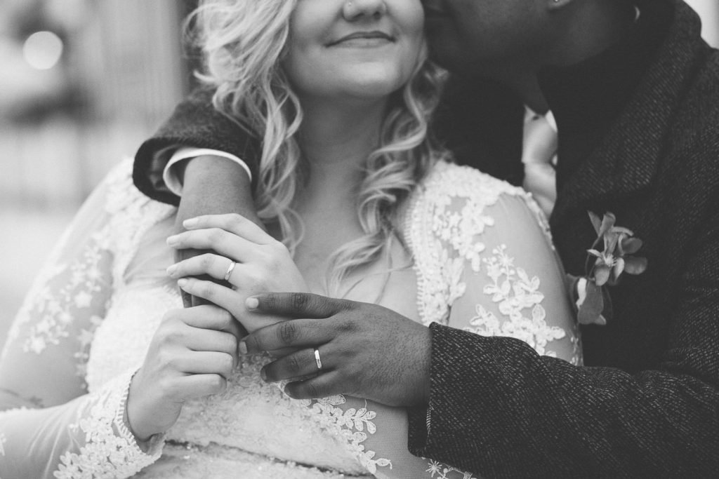 close das mão dos noivos contraste de cor