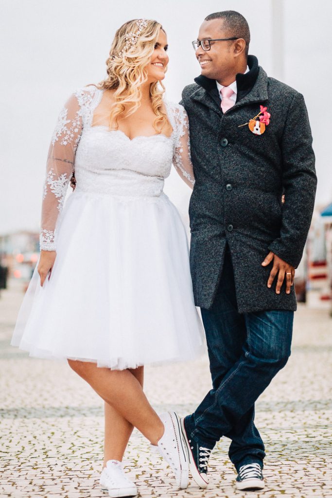 casal mostrando seu tenis all star