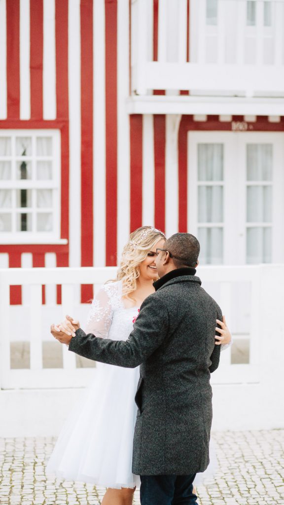casal dançando no fundo uma casa vermelha