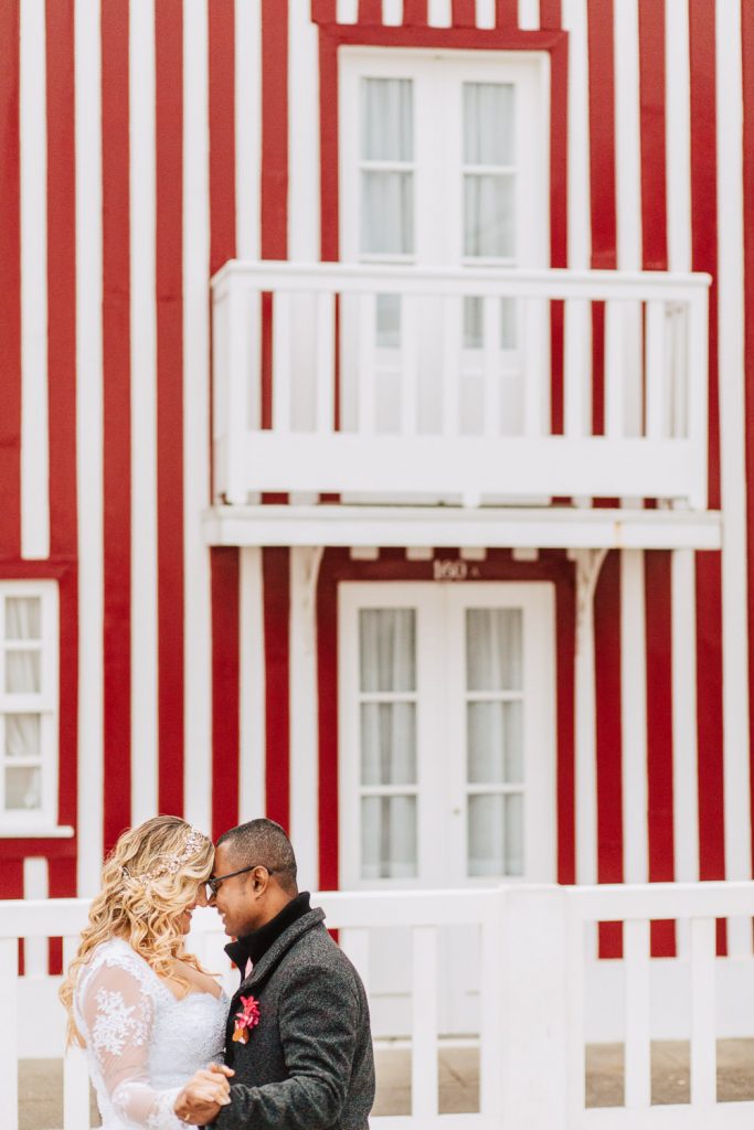 casal dançando nas casas coloridas