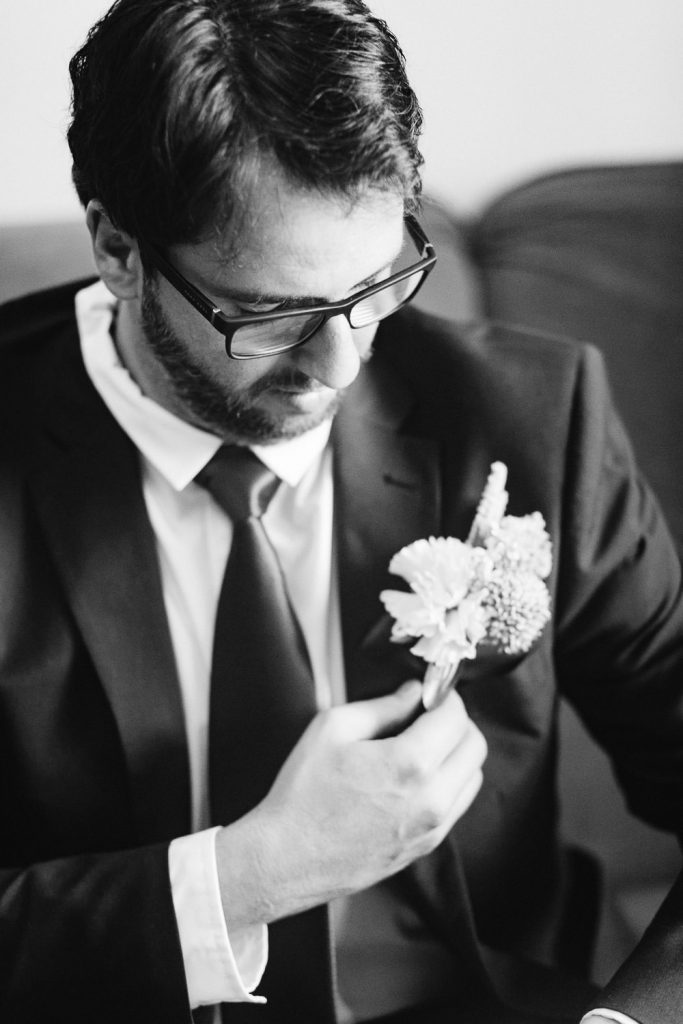 noivo ajeitando sua lapela