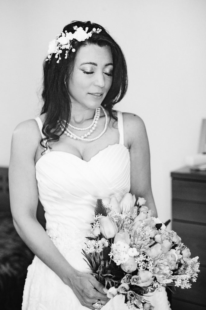 noiva de olhos fechado com seu buquê