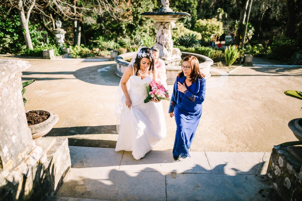 noiva entrando a seu casamento