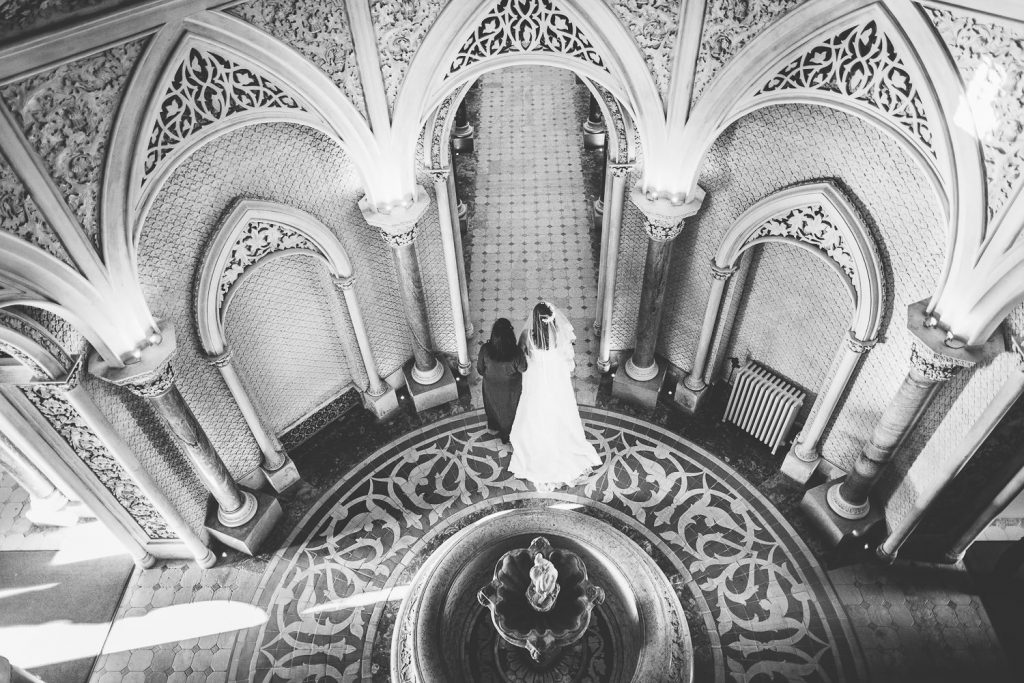 noiva com a sua mãe entrando no palácio