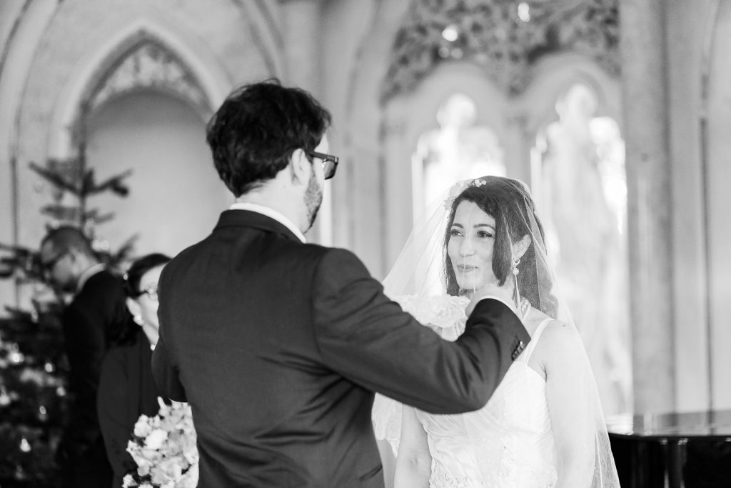 noivo levantando o véu da noiva