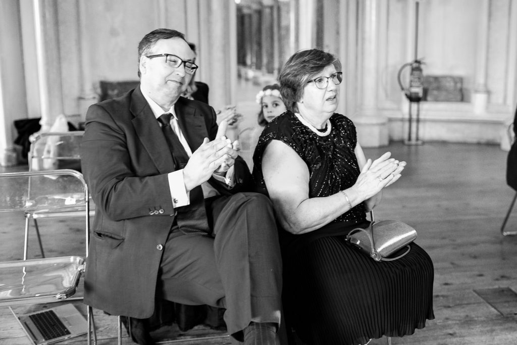 pais o noivo batendo palma