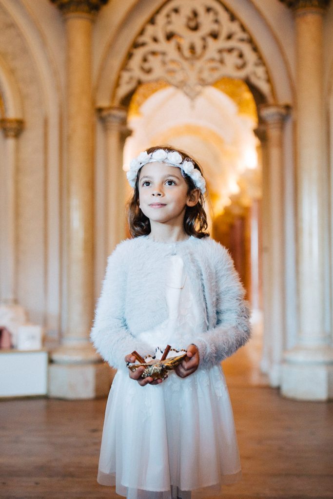 menina com coroa de flores entrando com as alianças