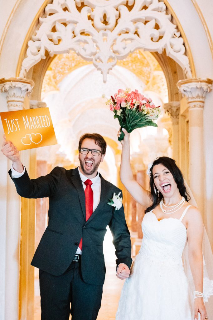 noivos vibrando de felicidade