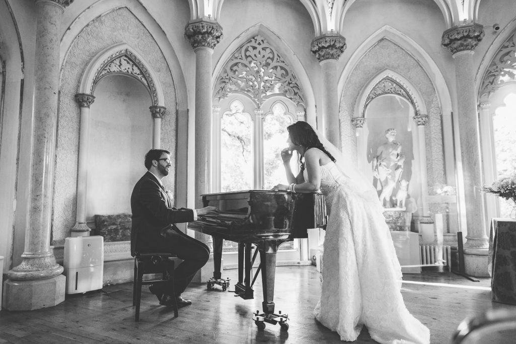 noivo tocando piano para a noiva