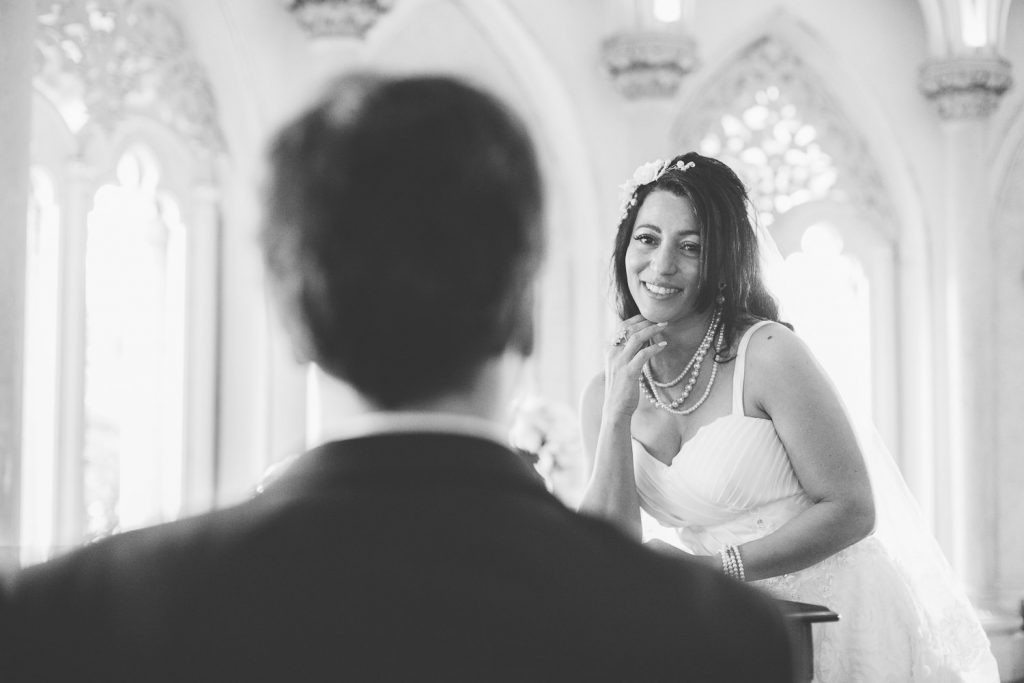 noiva olhando para o noivo tocando o piano