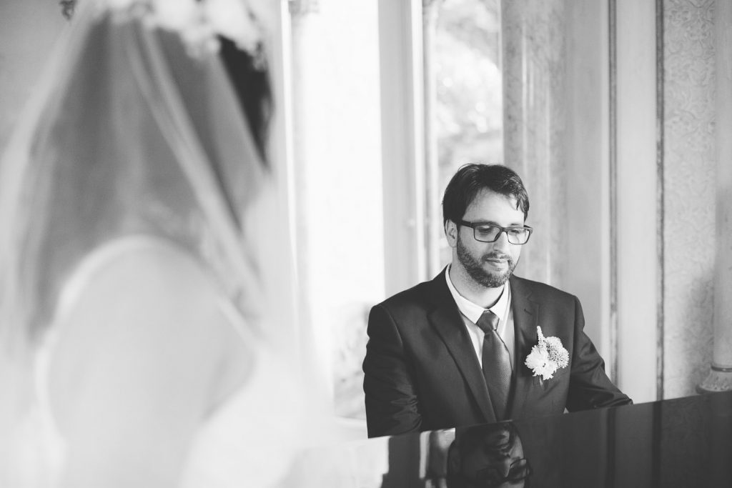 noivo tocando o piano