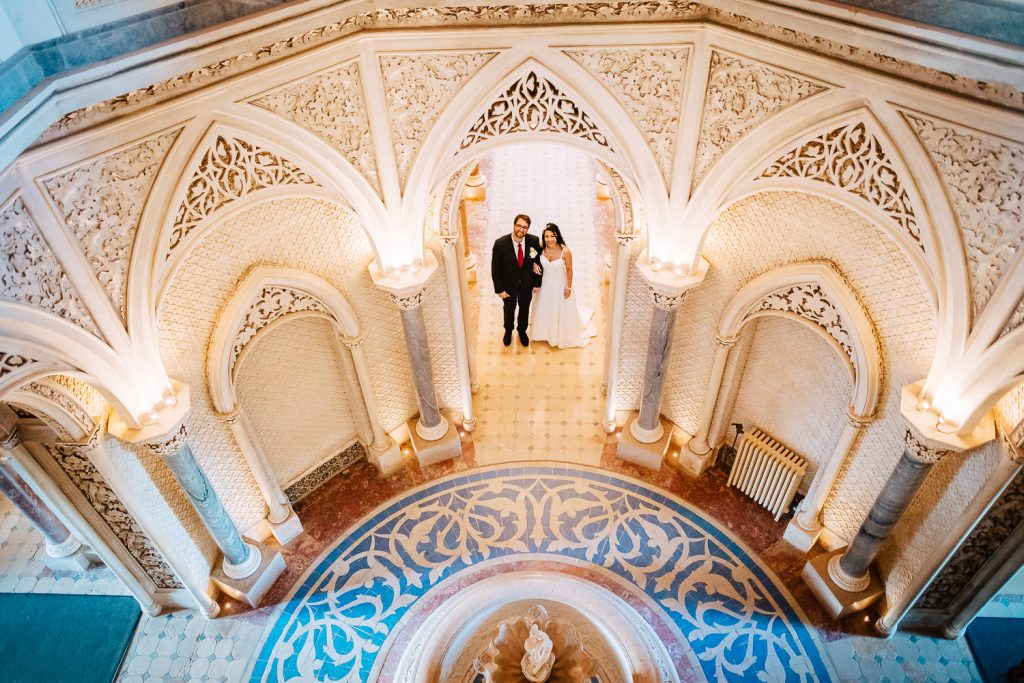 noivos no meio do palácio