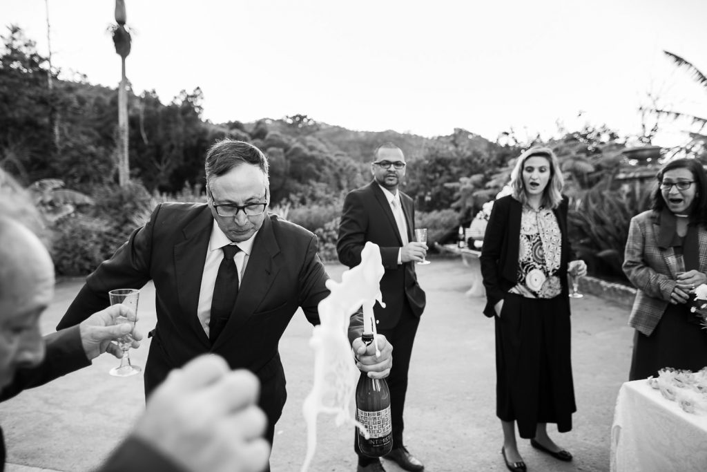 convidado derramando o champagne