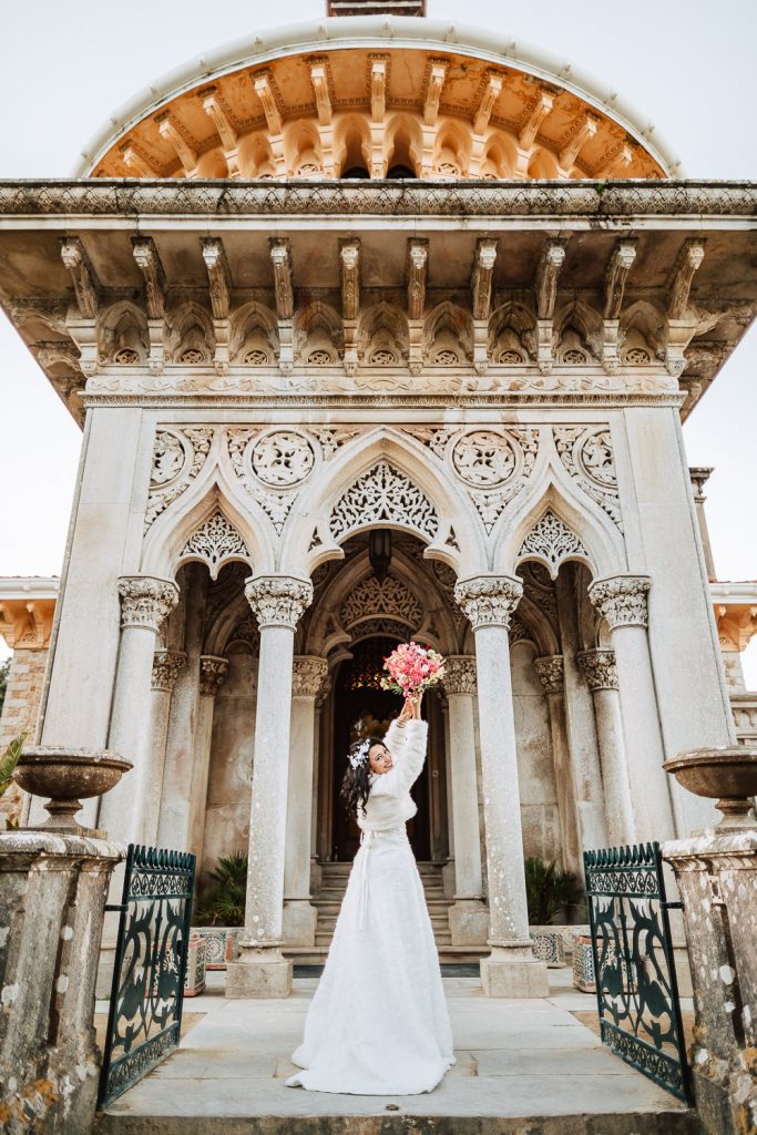 noiva jogando o buquê