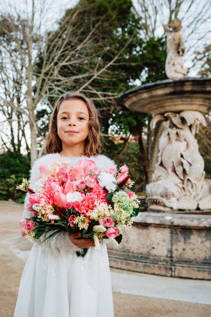 daminha com o buquê da noiva