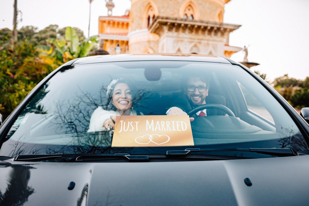 noivos dentro do carro