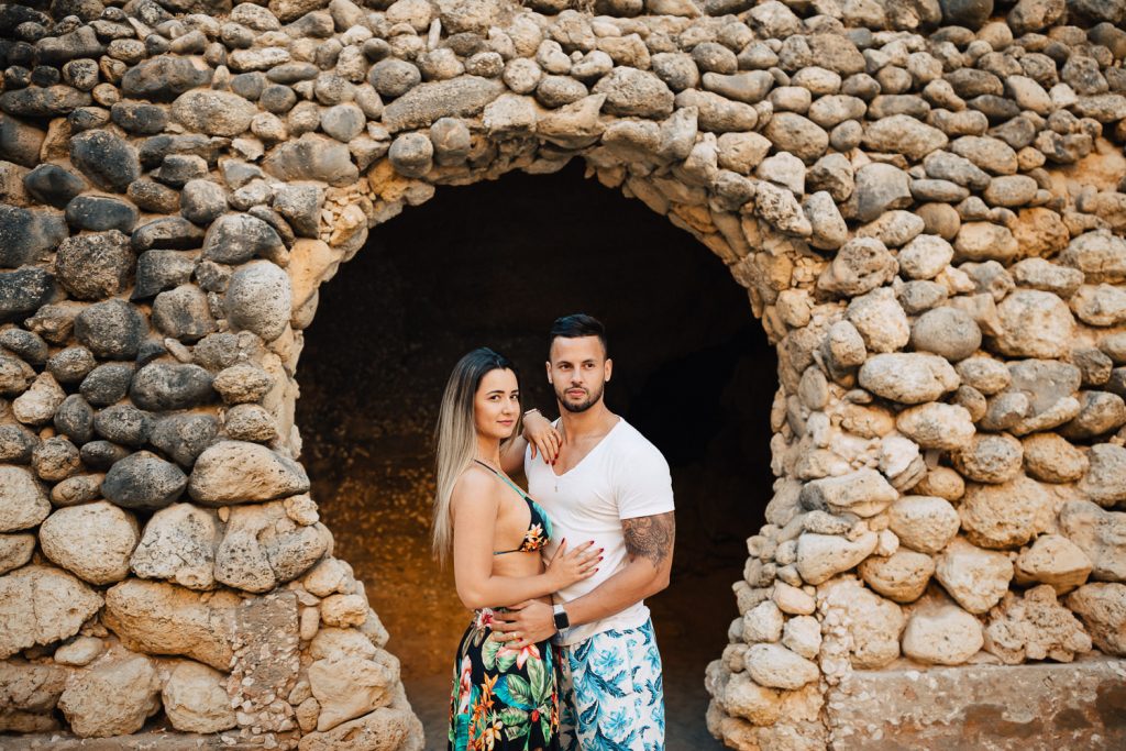 ensaio-praia-da marinha casal olhando para camera