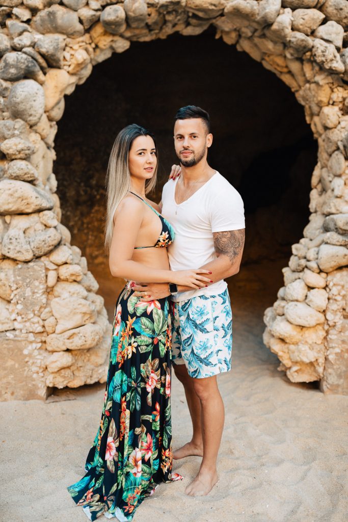 ensaio-praia-da marinha casal numa pequena casa de pedra