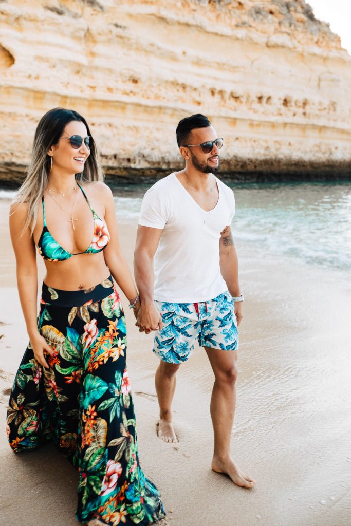 ensaio-praia-da marinha casal andando na praia