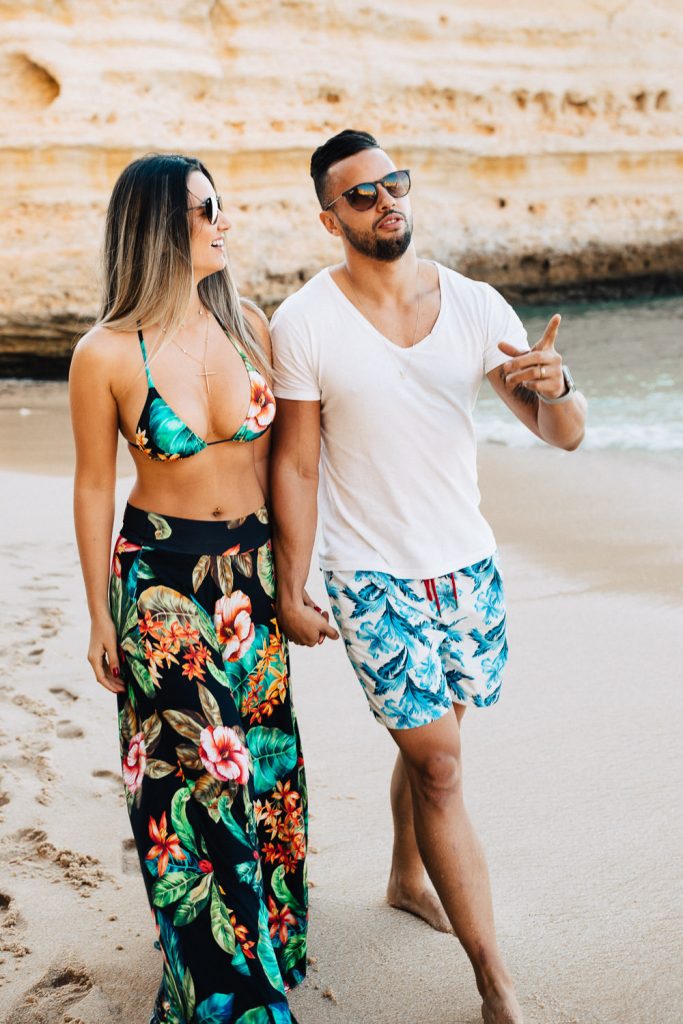 ensaio-praia-da marinha ele mostrando a paisagem para ela