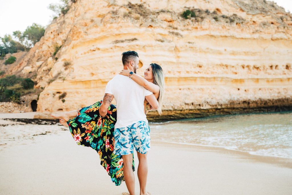 ensaio-praia-da marinha ele carregando ela