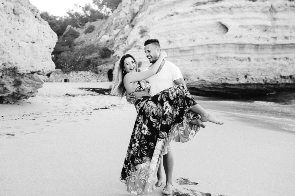 ensaio-praia-da marinha eles quase caindo