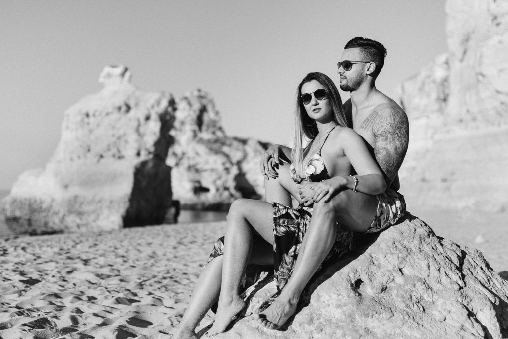 ensaio-praia-da marinha retrato do casal em cima de uma pedra