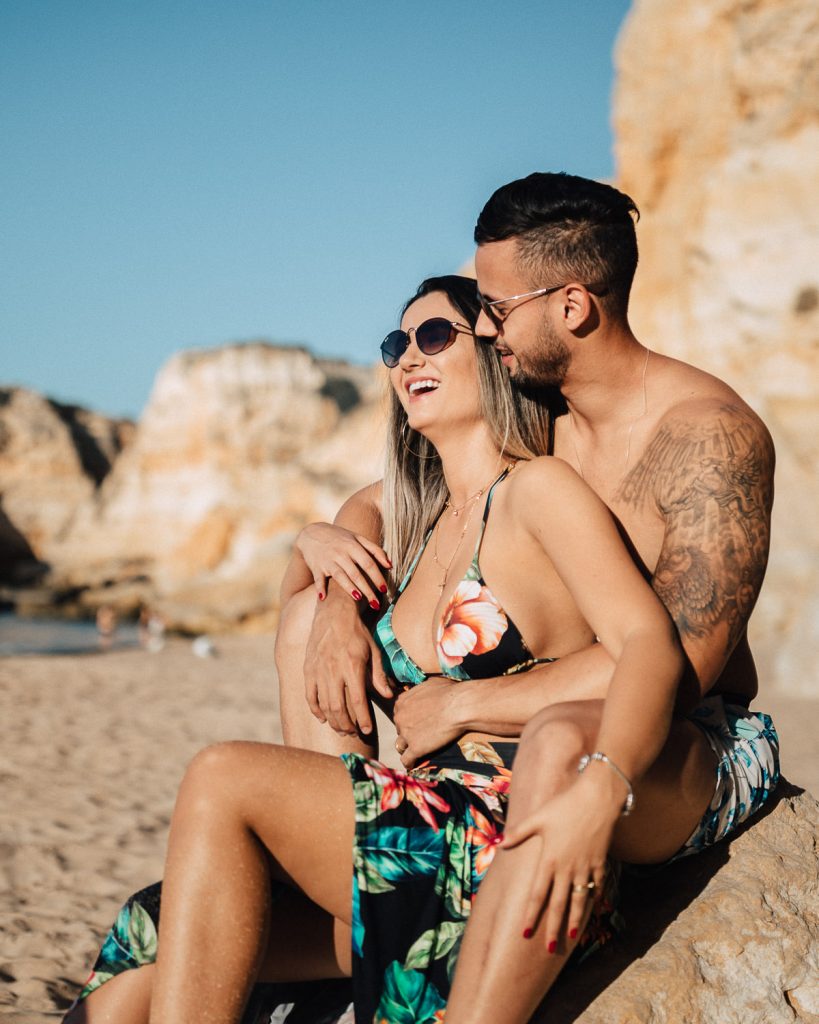 ensaio-praia-da marinha sentados numa pedra rindo