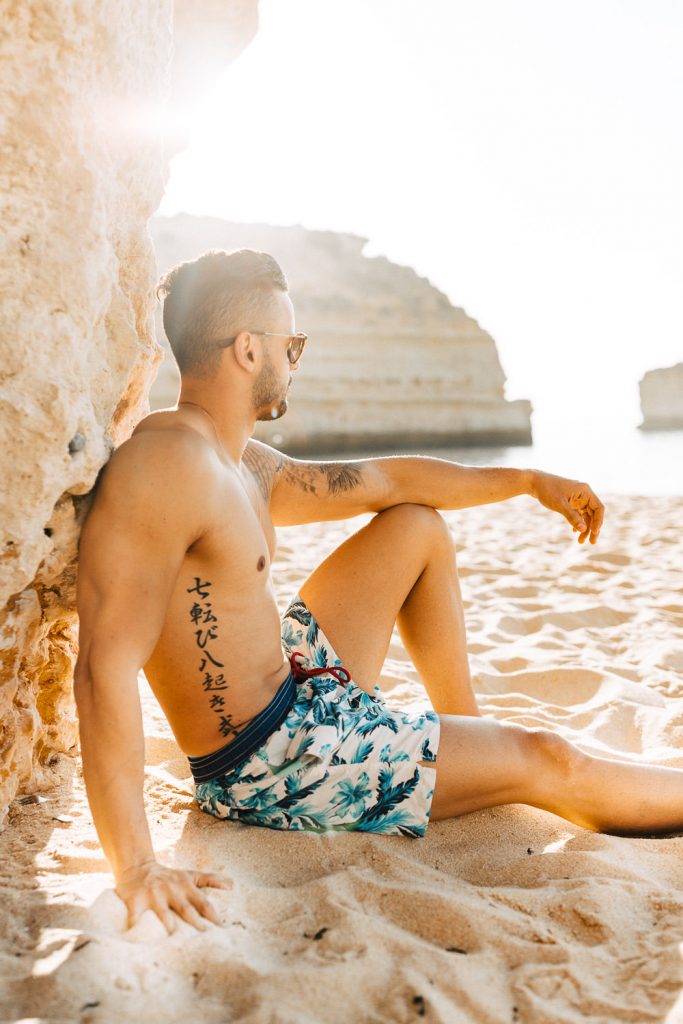 ensaio-praia-da marinha ele sentado admirando a paisagem