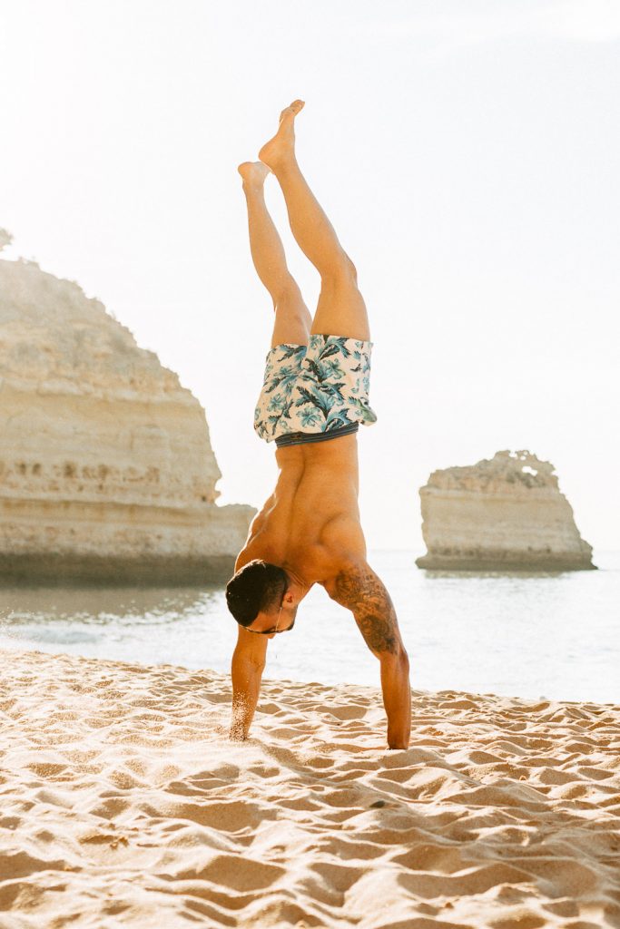 ensaio-praia-da marinha ele andando de mãos