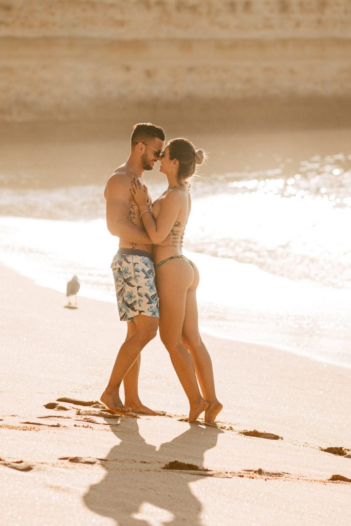 ensaio-praia-da marinha casal namorando na praia