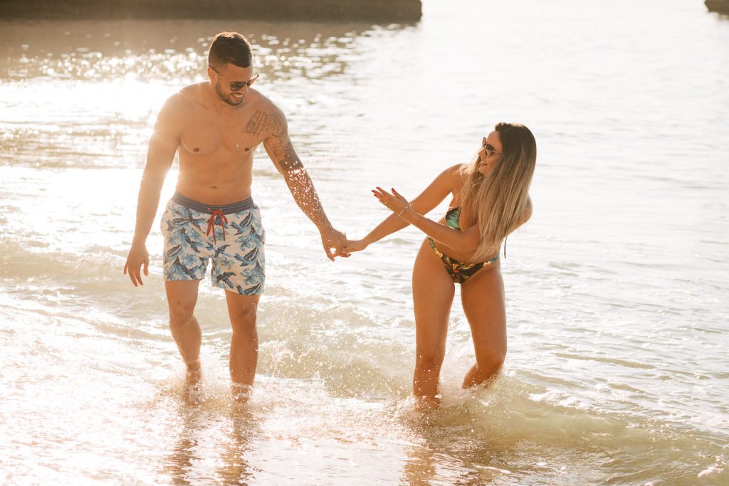 ensaio-praia-da marinha ela joga agua do mar nele