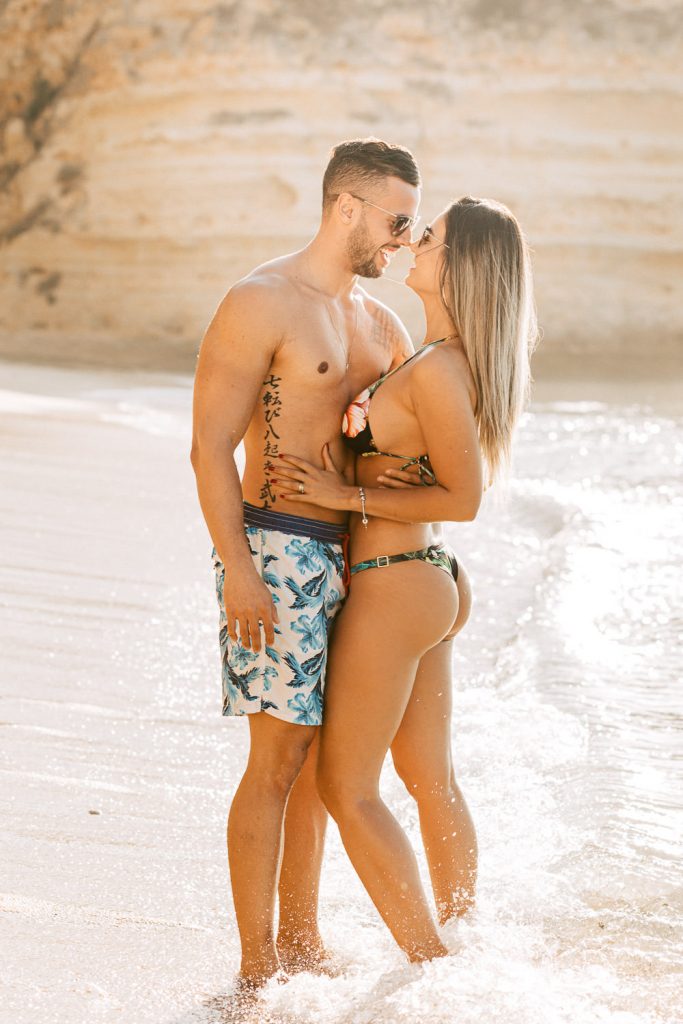 ensaio-praia-da marinha abraçados na beira do mar