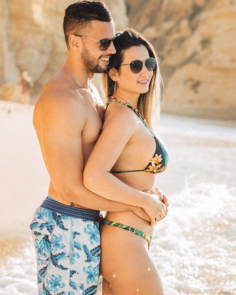 ensaio-praia-da marinha ele abraçando ele